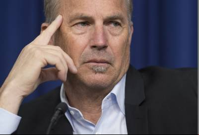 Costner acusa ex de desviar dinheiro e não deixar mansão após divórcio