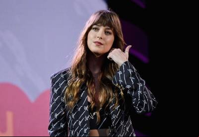 Dakota Johnson afirma que não se arrepende de ter atuado em '50 Tons de cinza'