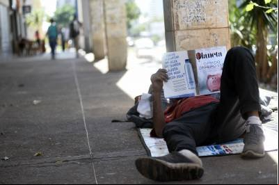 Justiça condena o DF a indenizar moradores de rua retirados do SCS